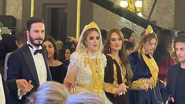 Aşiret düğününde geline takılan altın ve paralar dudak uçuklattı