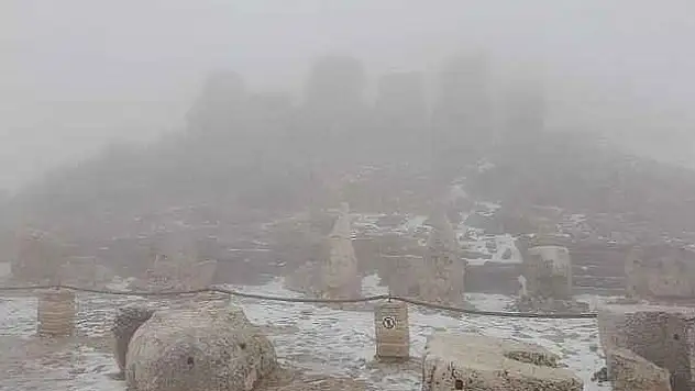 Beyaza bürünen Nemrut Dağı sisin etkisine girdi