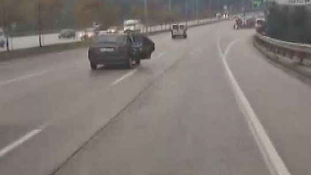Trafikte kapısı açık şekilde yük taşıyan araç trafiği tehlikeye attı