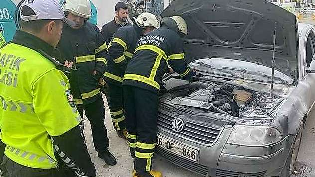 Seyir halindeki otomobil alev aldı