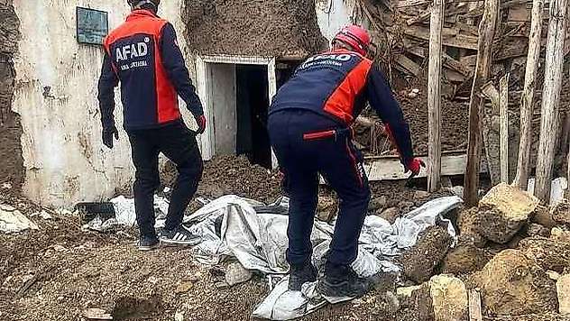 Adıyaman'da ağır hasarlı toprak ev çöktü