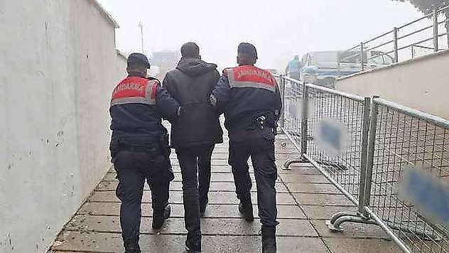 Kesinleşmiş hapis cezasıyla aranan şahıs jandarmadan kaçamadı