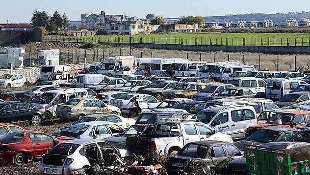 100 milyon lira değerinde yüzlerce araç sahibini bekliyor