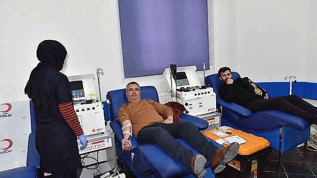 Diyarbakır'da hastane personeli ve vatandaşlar kan bağışında bulundu