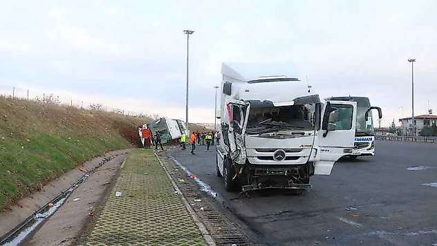 Şanlıurfa'da otobüs ile tır çarpıştı: 10 yaralı
