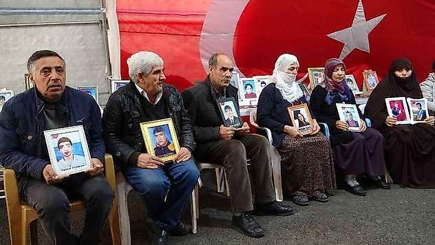 Diyarbakır'da evlat nöbetindeki ailelerden çocuklarını alma vurgusu