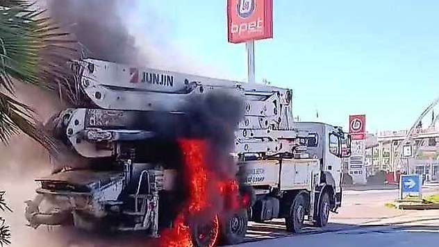 Alev alan beton pompalı aracı binerek yakıt istasyonundan uzaklaştırdı