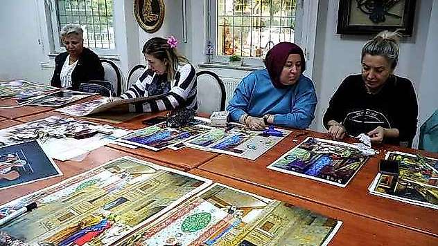 Ev kadınları boş zamanlarını rölyef yaparak değerlendiriyor
