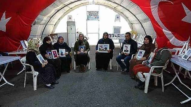 Evlat nöbetindeki gözü yaşlı aileler çocuklarını bekliyor