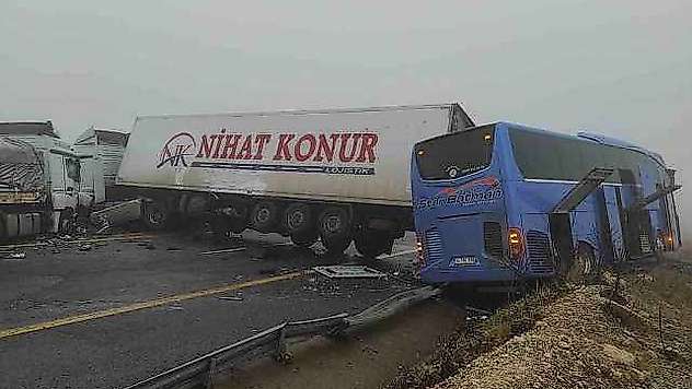Şanlıurfa'da yolcu otobüsü ile 2 tır çarpıştı: Ölü ve yaralılar var