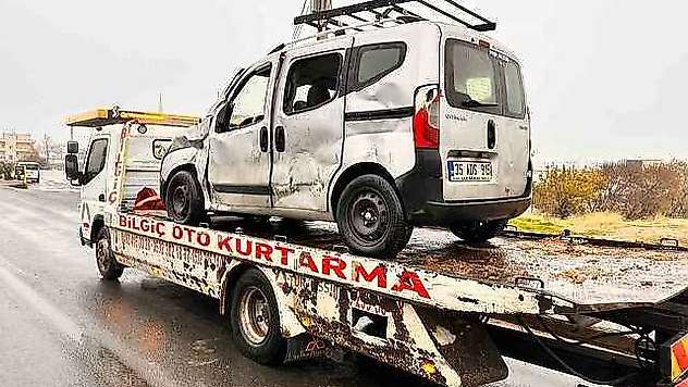Mardin'de tır, hafif ticari araca arkadan çarptı: 1 yaralı