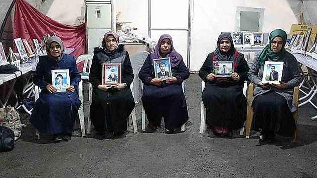 HDP önündeki evlat direnişi yağmur çamur demeden sürüyor