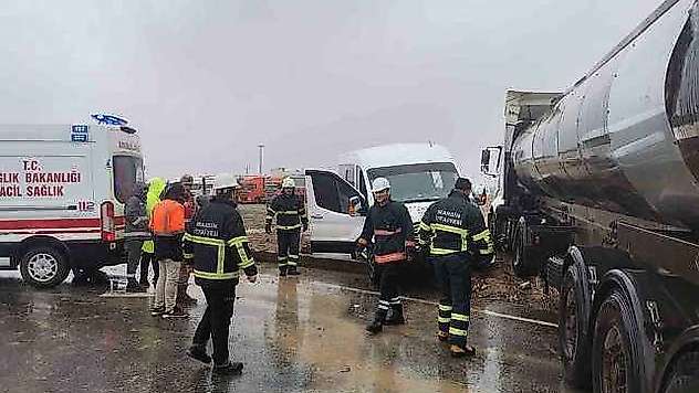 Mardin'de tır ve yolcu minibüsü çarpıştı: 2 yaralı