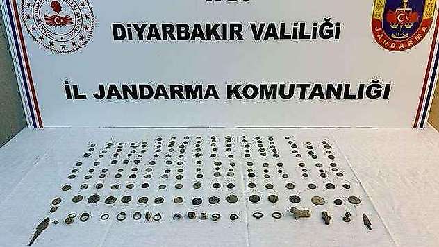 Diyarbakır'da tarihi eser operasyonu: Asurlara ait sikke ve malzemeler ele geçirildi