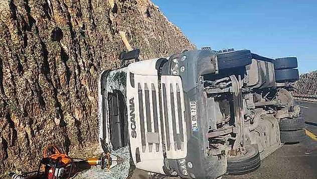 Şanlıurfa'da devrilen tırın sürücüsü öldü