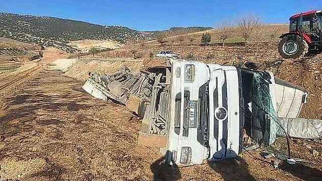Kontrolden çıkan tır şarampole devrildi: 1 yaralı