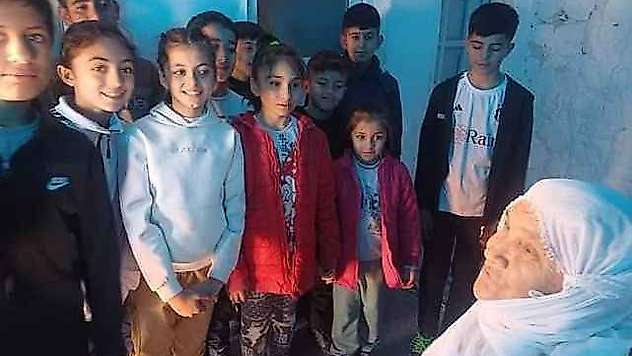Öğrenciler değerlerine sahip çıkmak için yaşlılar ile bir araya geldi