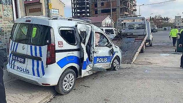Yolcu otobüsü ile polis aracı çarpıştı: 2 yaralı