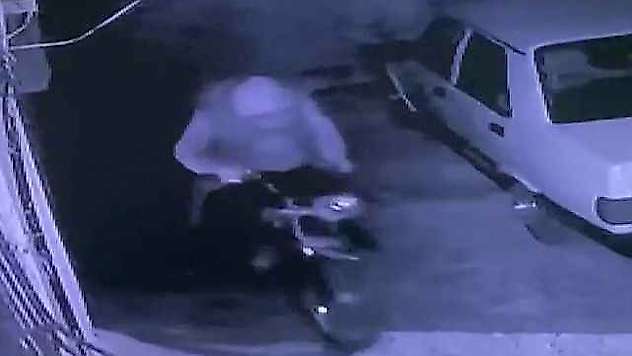 Şanlıurfa'da motosiklet hırsızlığı kamerada