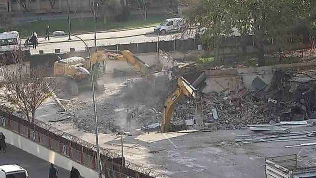 Gaziantep'te depremde ağır hasar alan emniyet ek binasının yıkımına başlandı