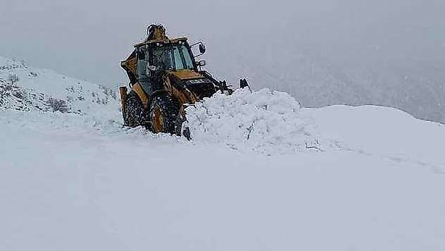 Şırnak'ta kar kalınlığı yer yer 2 metreyi buldu, yol açma çalışmaları devam ediyor