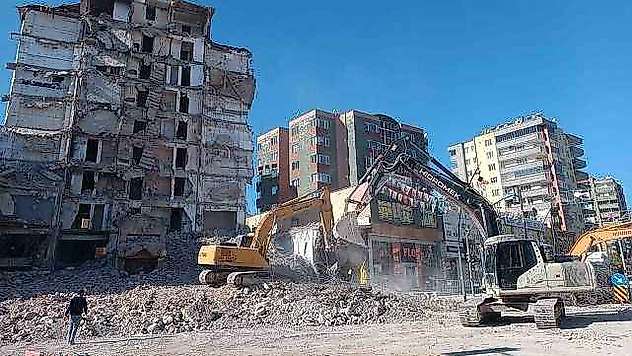 Ağır hasarlı 9 katlı bina, yıkım çalışması esnasında çöktü
