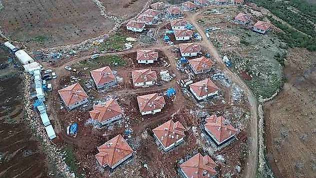 Kilis'te depremzedeler için yapılan köy evlerinin inşası sürüyor