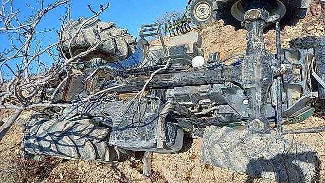 Devrilen traktörün sürücüsü ağır yaralandı
