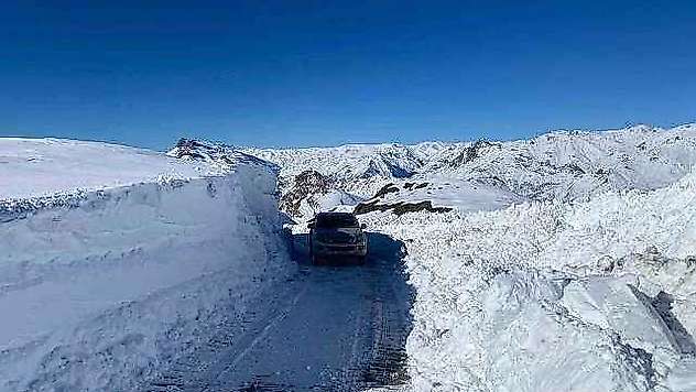 Şırnak'ta kar kalınlığı 2 metreyi aşınca dozer ve ekskavatör devreye girdi