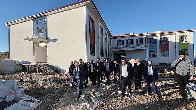 Vali Varol, okul inşaatında incelemelerde bulundu