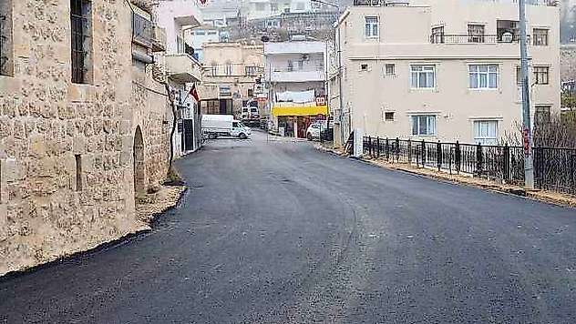 Savur'da yol asfaltlama çalışmaları devam ediyor