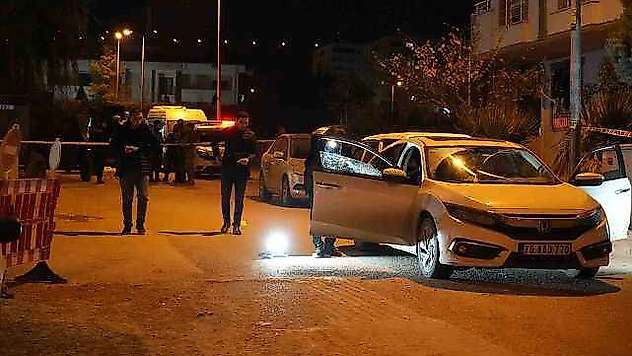 Kilis'te park halindeki araca kurşun yağdırdılar:1 ölü, 1 ağır yaralı