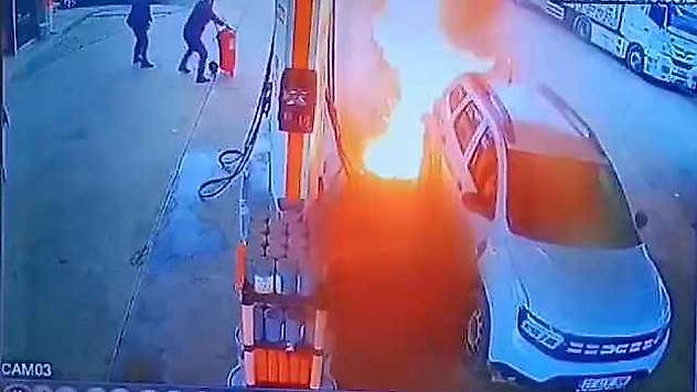 Diyarbakır'da akaryakıt istasyonundaki yangın kamerada