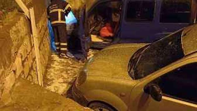 Mardin'de gece yarısı hafif ticari araç yanarak kullanılamaz hale geldi