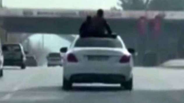 Üstü açık otomobilde tehlikeli yolculuk
