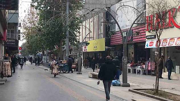 Seyyar satıcı yediği çekirdeklerin kabuklarını en yakın çöp kutusuna kadar cebinde taşıyor