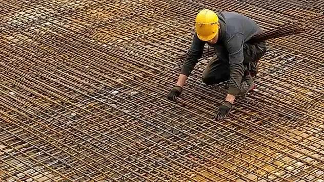 Diyarbakır'da 4 katlı inşaatın çatısından düşen şantiye şefi hayatını kaybetti
