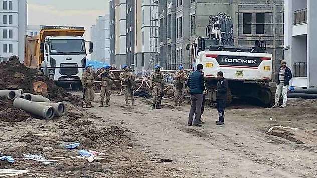 Diyarbakır'da kamyon altında kalan işçi hayatını kaybetti