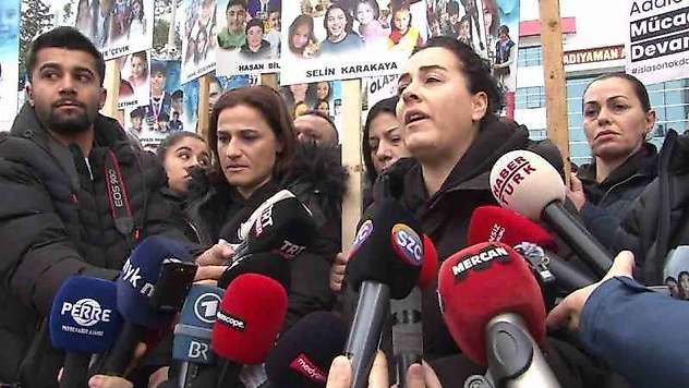 Enkazda evlatlarını kaybeden aileler sanıkların cinayetle yargılanmasını istedi