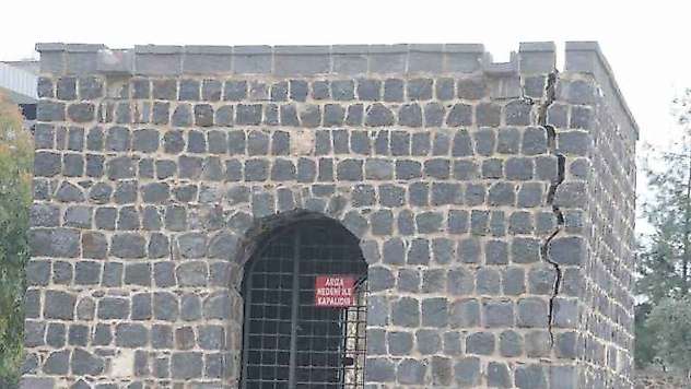 Cizre'de tarihi Abdaliye Medresesi'nin duvarı tehlike saçıyor
