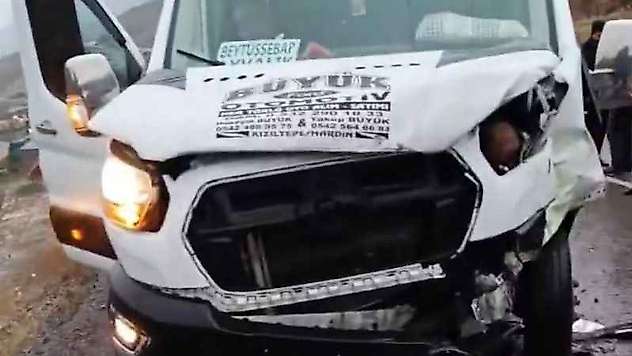 Şırnak'ta iki yolcu minibüsü çarpıştı: 12 yaralı