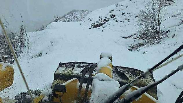Kar nedeniyle köyde mahsur kalan hasta 2 saatlik çalışmayla hastaneye ulaştırıldı