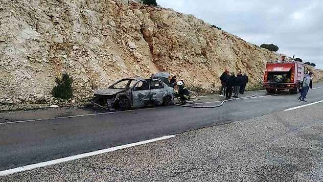 Seyir halindeki otomobil yandı, 5 kişi son anda dışarı çıktı