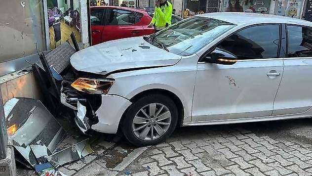 Kaza sonrası savrulan otomobilin çarptığı yaya ağır yaralandı