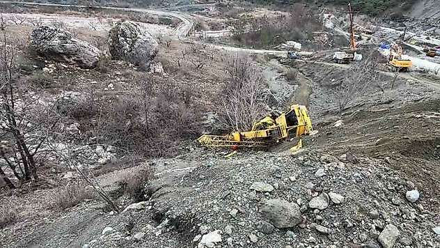 Freni boşalan vinç şarampole devrildi