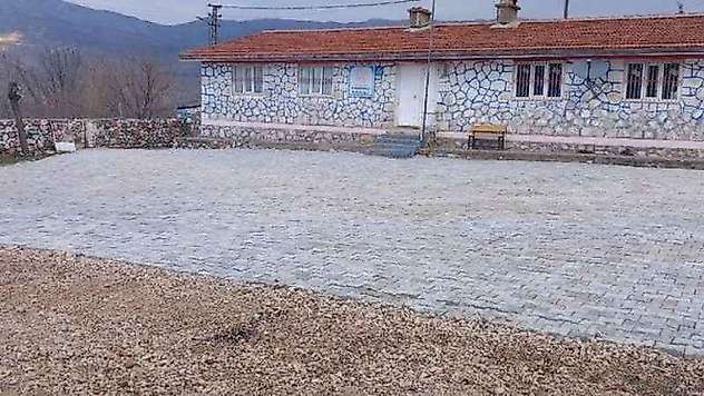 Öğrenciler toz ve çamurdan kurtuldu
