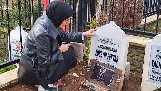 Genç kadın babasının emaneti olan gazeteye sahip çıktı