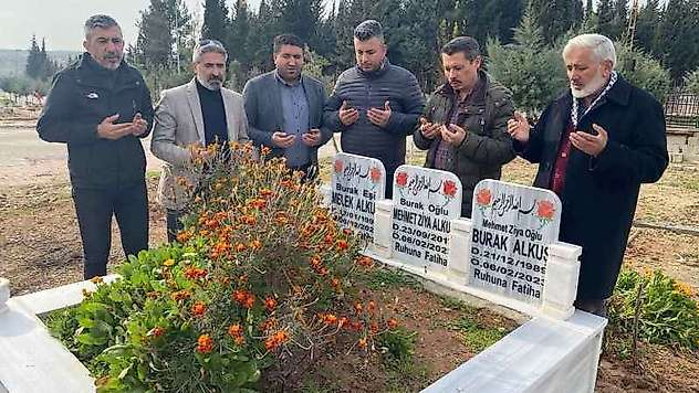 Depremde hayatını kaybeden gazeteciler mezarları başında anıldı