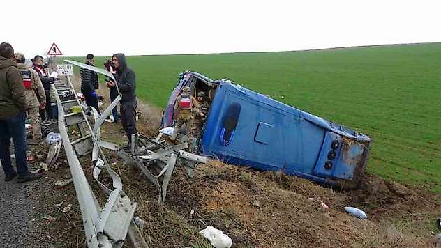 Diyarbakır'da cezaevi nakil aracı şarampole yuvarlandı: 20 yaralı