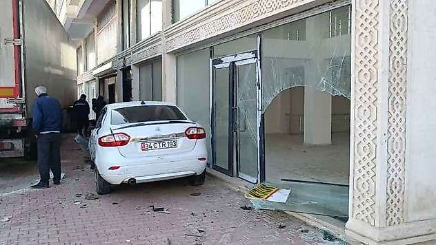 Mardin'de kontrolden çıkan tır, üç araç ve bir işyerine zarar verdi: 2 yaralı